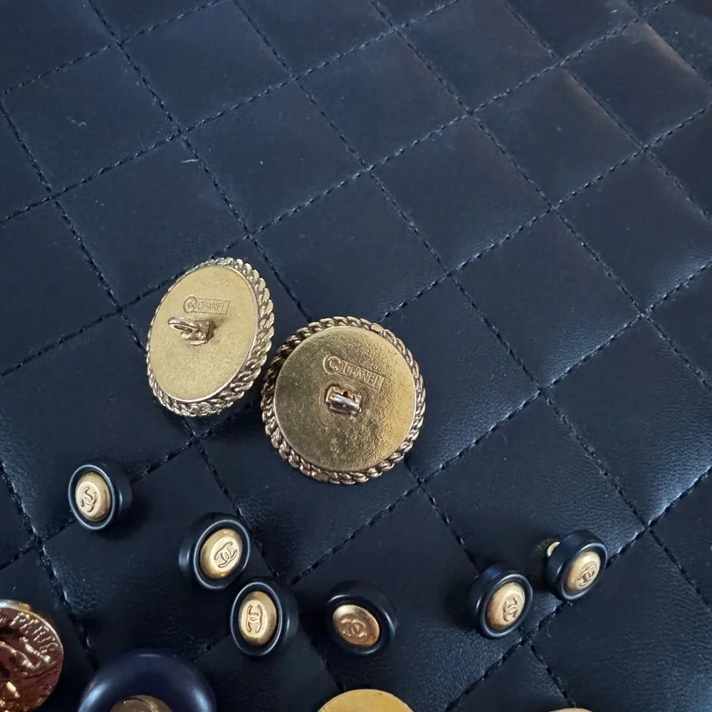 19 Authentic CHANEL Vintage Replacement Buttons - Picture 5 of 7